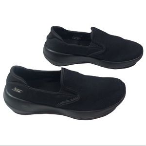 Skechers GOGA MAX Gen 5 in Black Women's 7.5